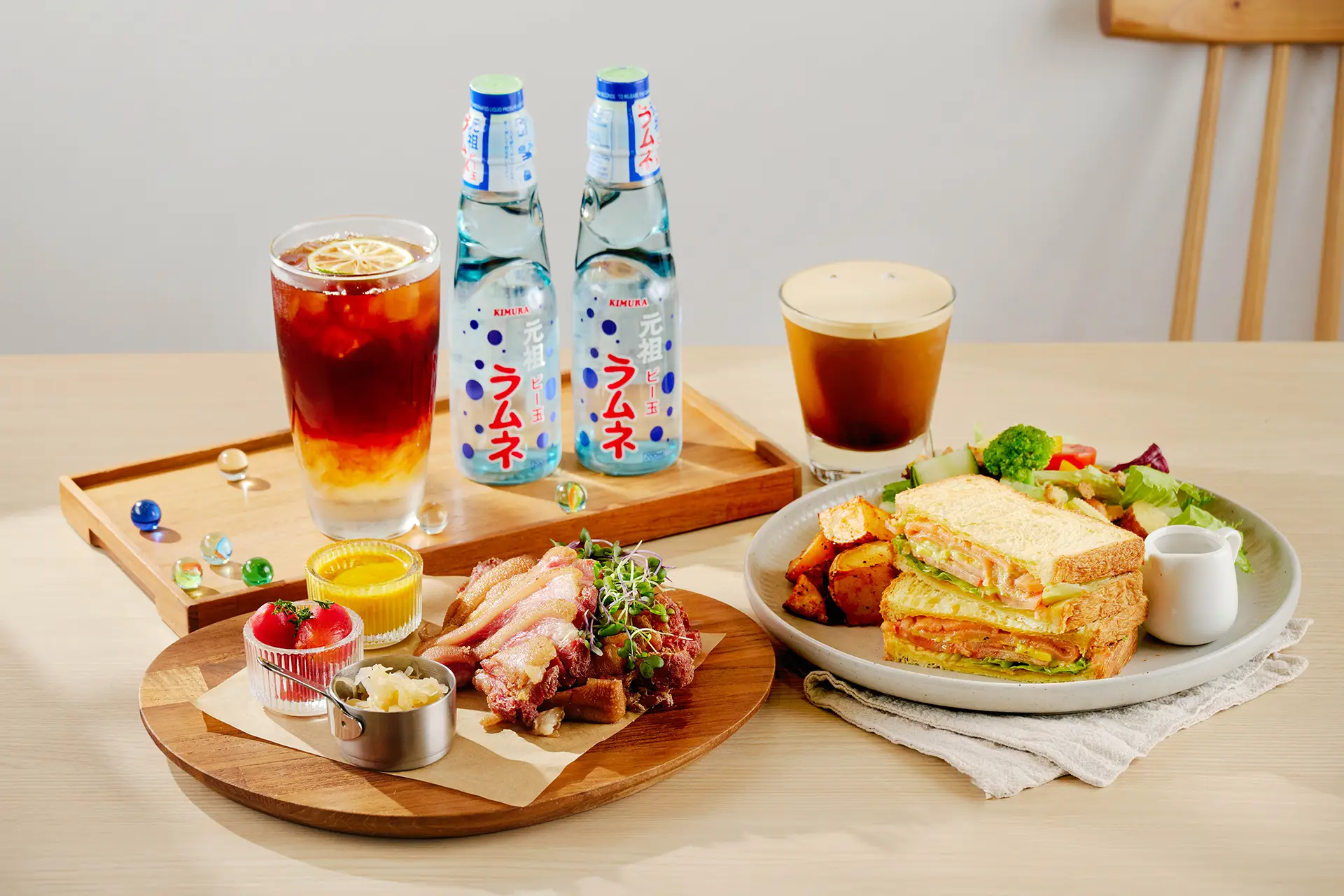 享受春節限定的香烤脆片豬腳,外皮香脆金黃,內裡肉質鮮嫩多汁。搭配清新甘甜的冰搖荔枝風味紅茶;再來一瓶懷舊經典的木村「元祖彈珠」汽水,勾起滿滿童年回憶。