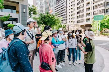 雙手觸摸建築輔具圖