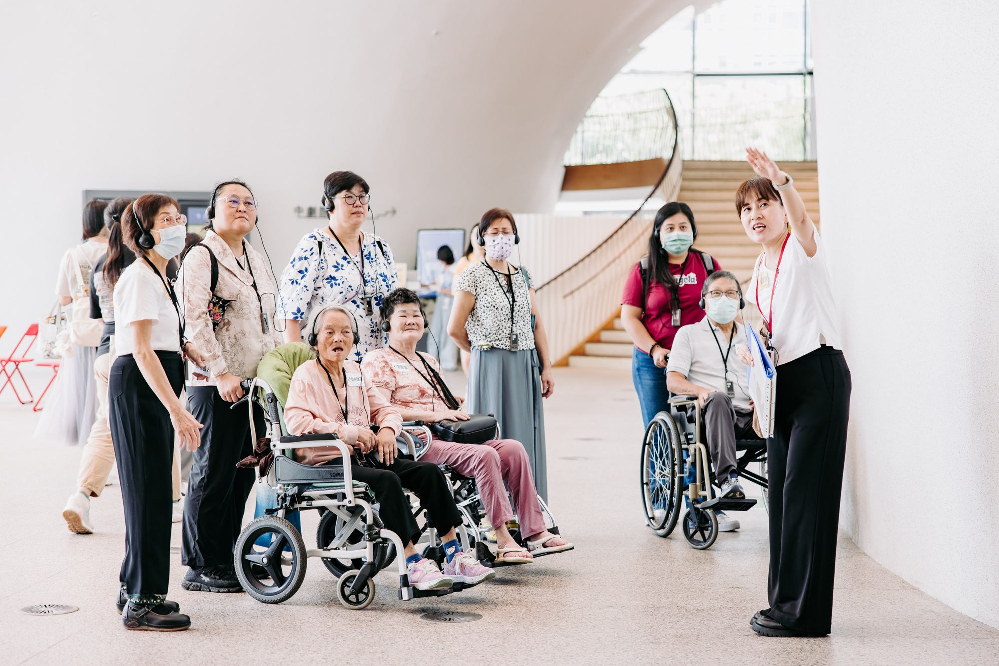 雙手觸摸建築輔具圖