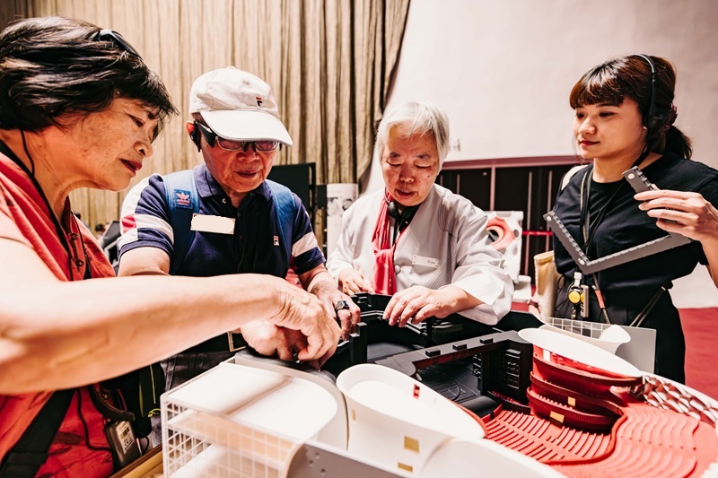 雙手觸摸建築輔具圖